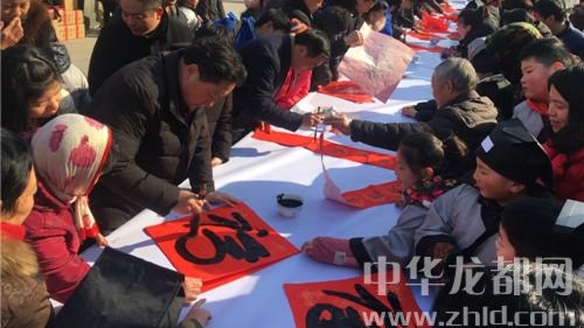 書法家揮毫送“?！?眾市民喜領春聯